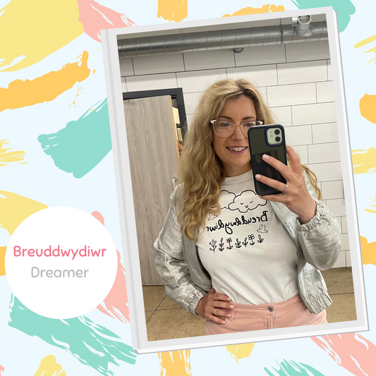 Welsh Language t-shirt 'Breuddwydiwr' (dreamer) in the colour 'sand'